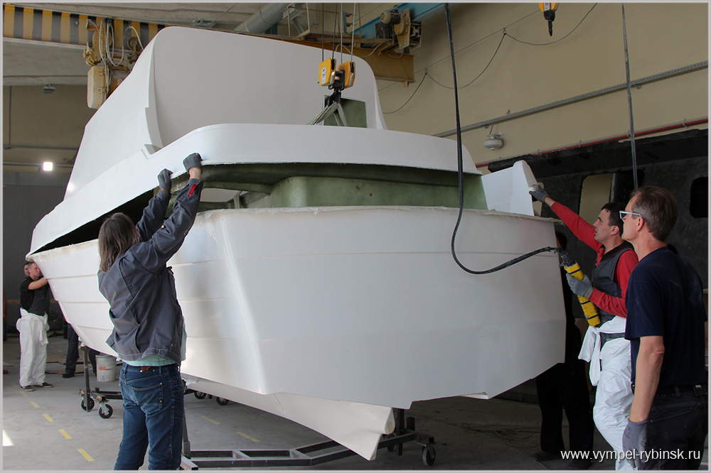 На опытном композитном производстве ССЗ «Вымпел» запущена в производство новая модель композитного катера Vympel 8100