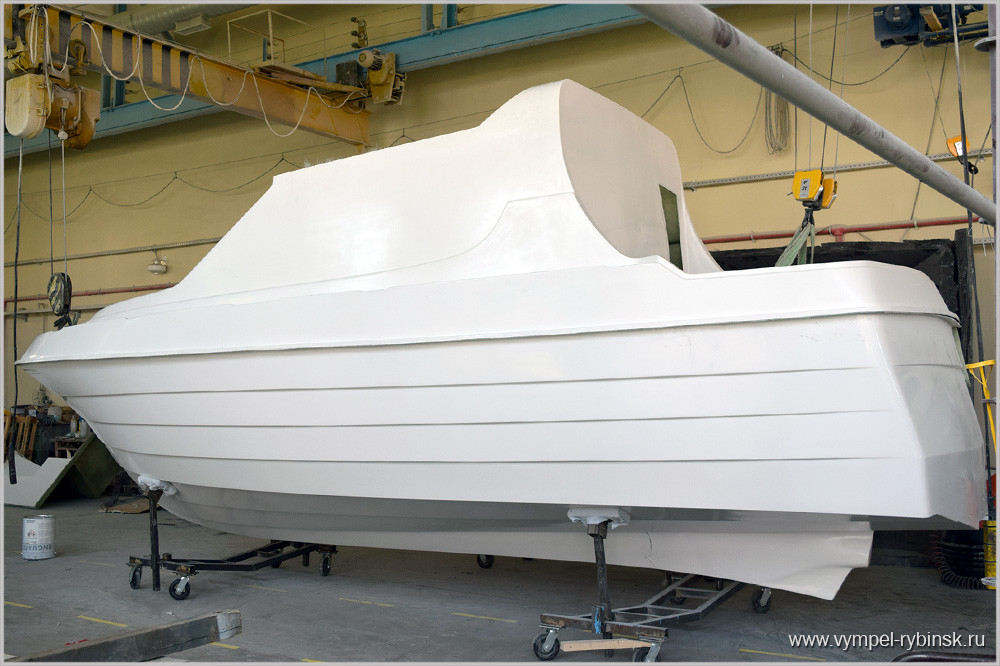 На опытном композитном производстве ССЗ «Вымпел» запущена в производство новая модель композитного катера Vympel 8100