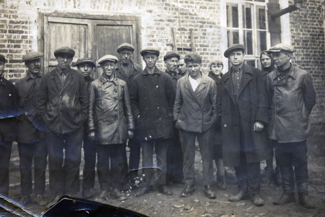 Группа-первых-рабочих-завода 1930-1931