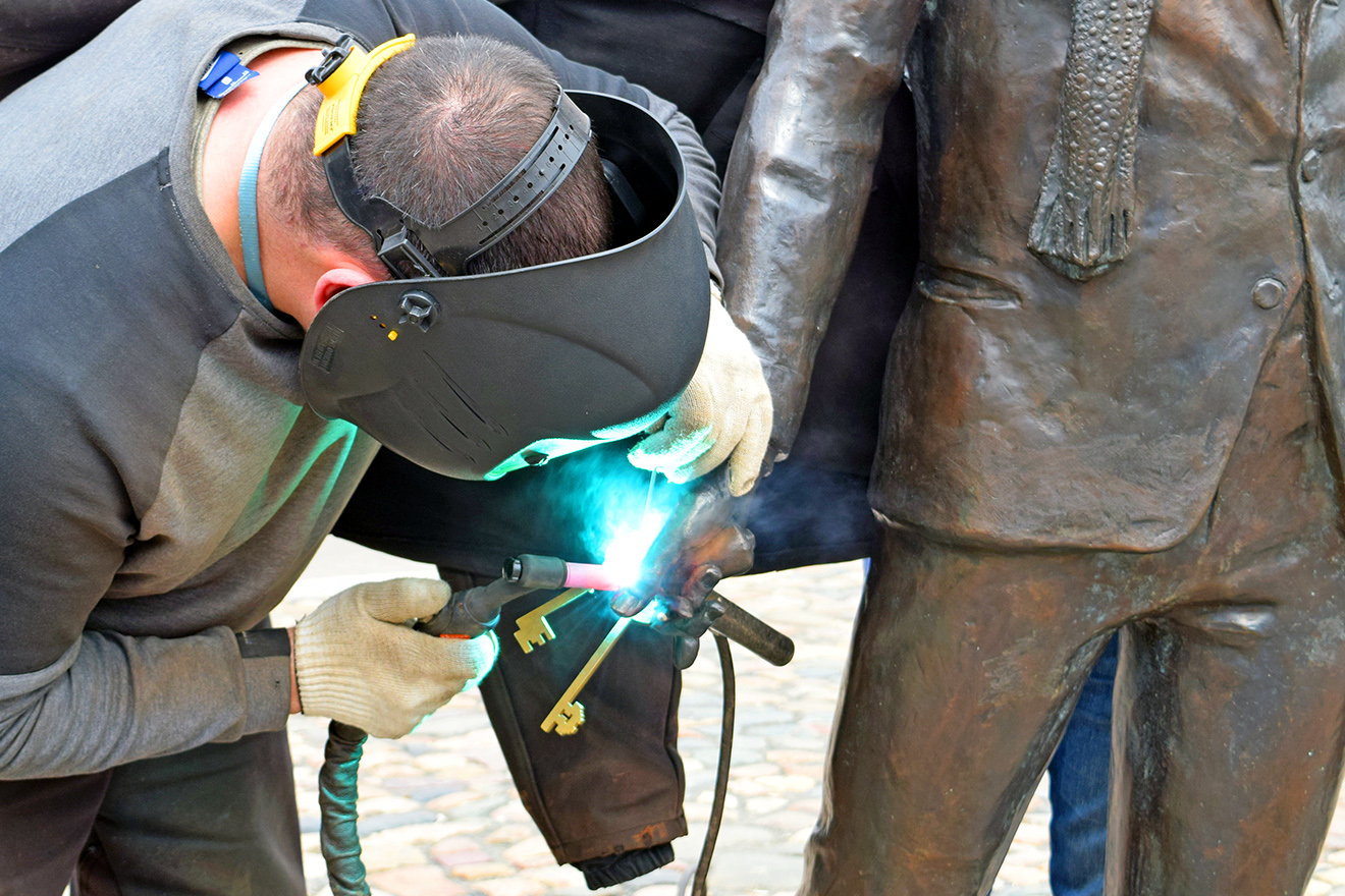 Работники «Вымпела» помогли вернуть ключи скульптуре Остапа Бендера