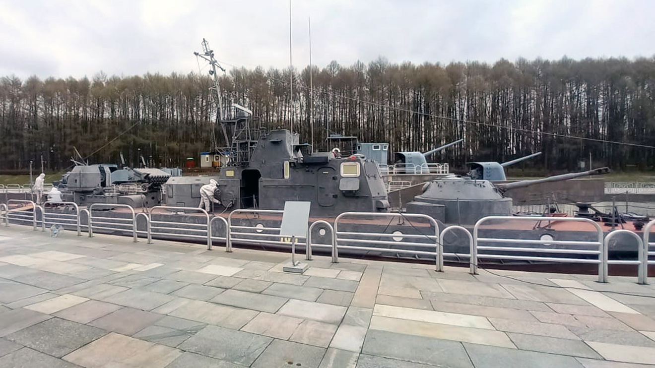 Работники «Вымпела» ремонтируют катер «Шмель» в музее Победы на Поклонной горе в Москве