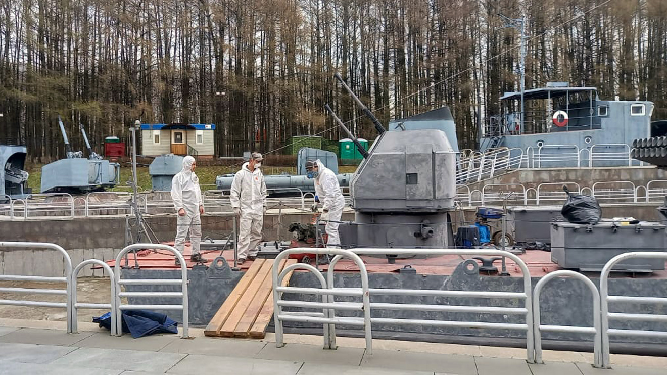 Работники «Вымпела» ремонтируют катер «Шмель» в музее Победы на Поклонной горе в Москве