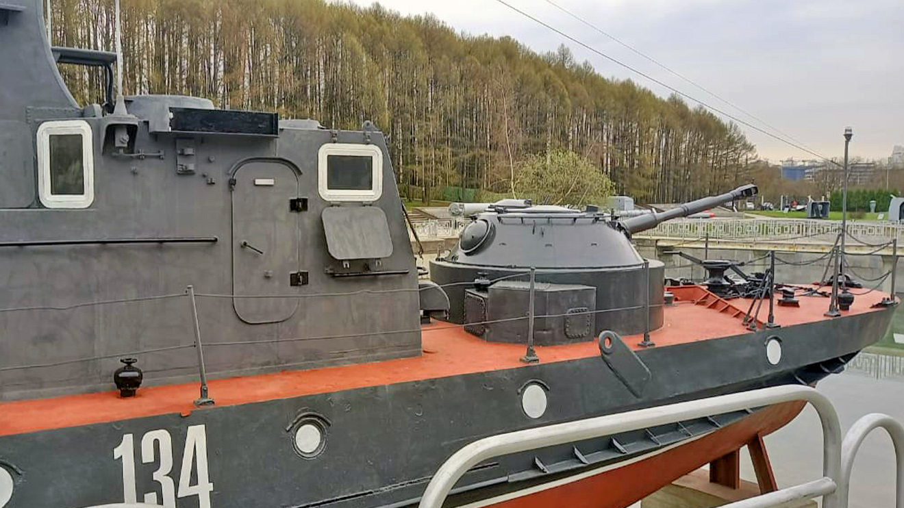 Работники «Вымпела» отремонтировали катер «Шмель» в музее Победы на Поклонной горе в Москве