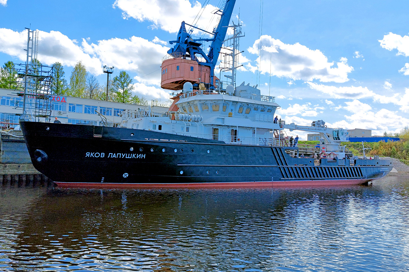 25 мая 2022 года на ССЗ «Вымпел» состоялся торжественный спуск на воду малого гидрографического судна проекта 19910 «Яков Лапушкин»