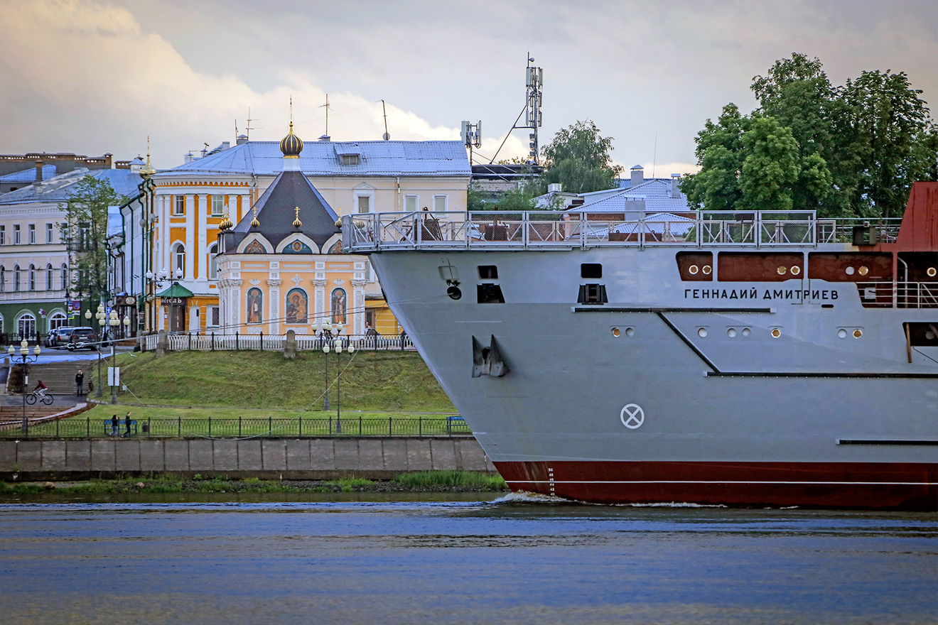 17 июня 2022 года, морской транспорт вооружения проекта 20360М заводской номер 01551 «Геннадий Дмитриев» отправился на внешнюю сдаточную базу для достройки